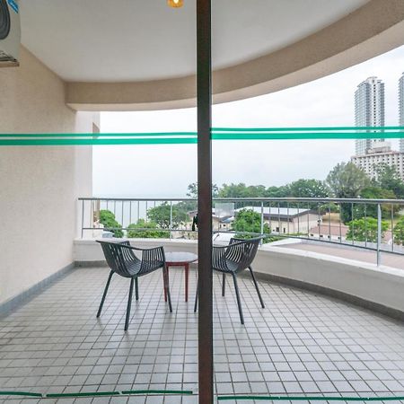 Romantic Couple Suite + Beach-Front Balcony Tanjung Bungah  Bagian luar foto