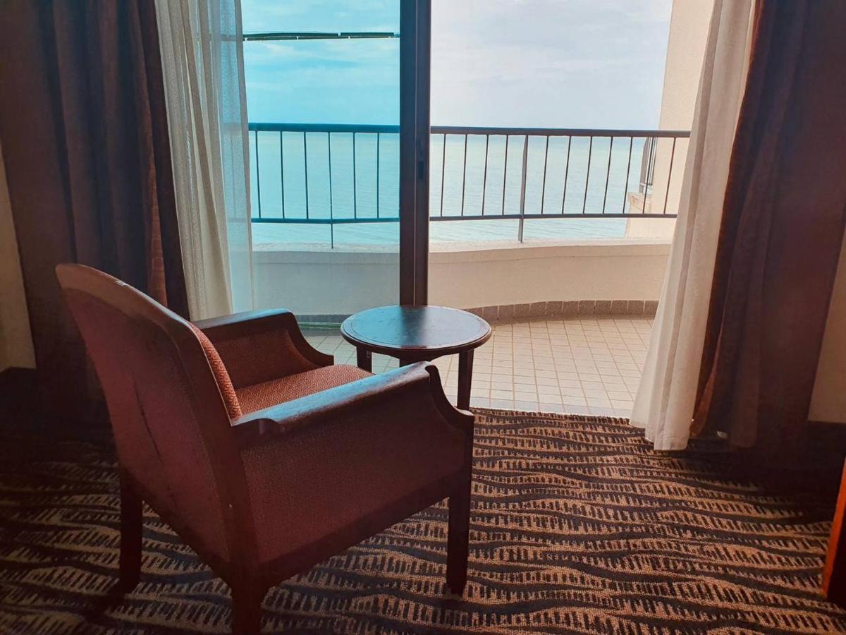 Romantic Couple Suite + Beach-Front Balcony Tanjung Bungah  Bagian luar foto