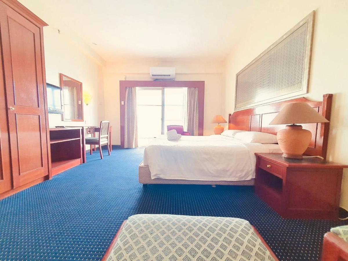 Romantic Couple Suite + Beach-Front Balcony Tanjung Bungah  Bagian luar foto