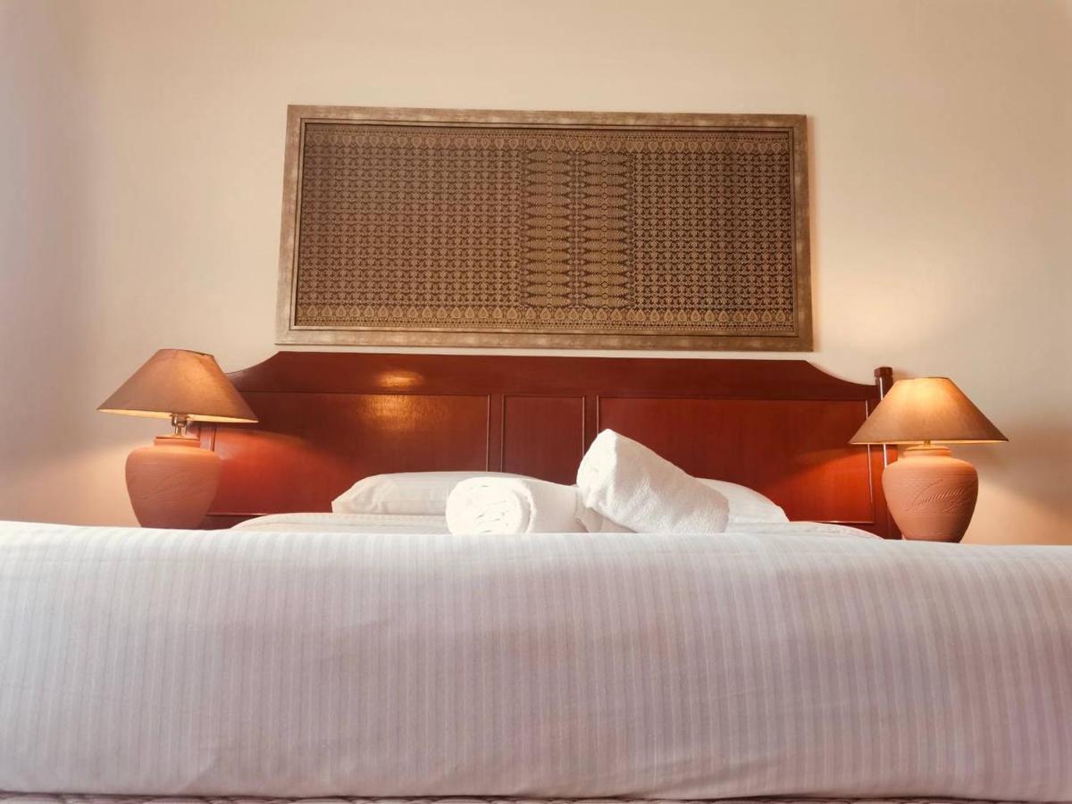 Romantic Couple Suite + Beach-Front Balcony Tanjung Bungah  Bagian luar foto
