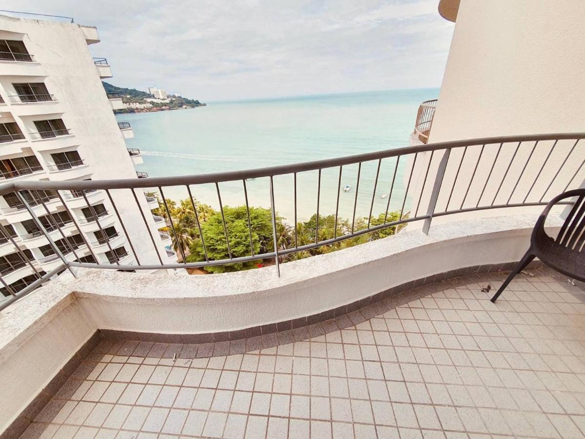 Romantic Couple Suite + Beach-Front Balcony Tanjung Bungah  Bagian luar foto