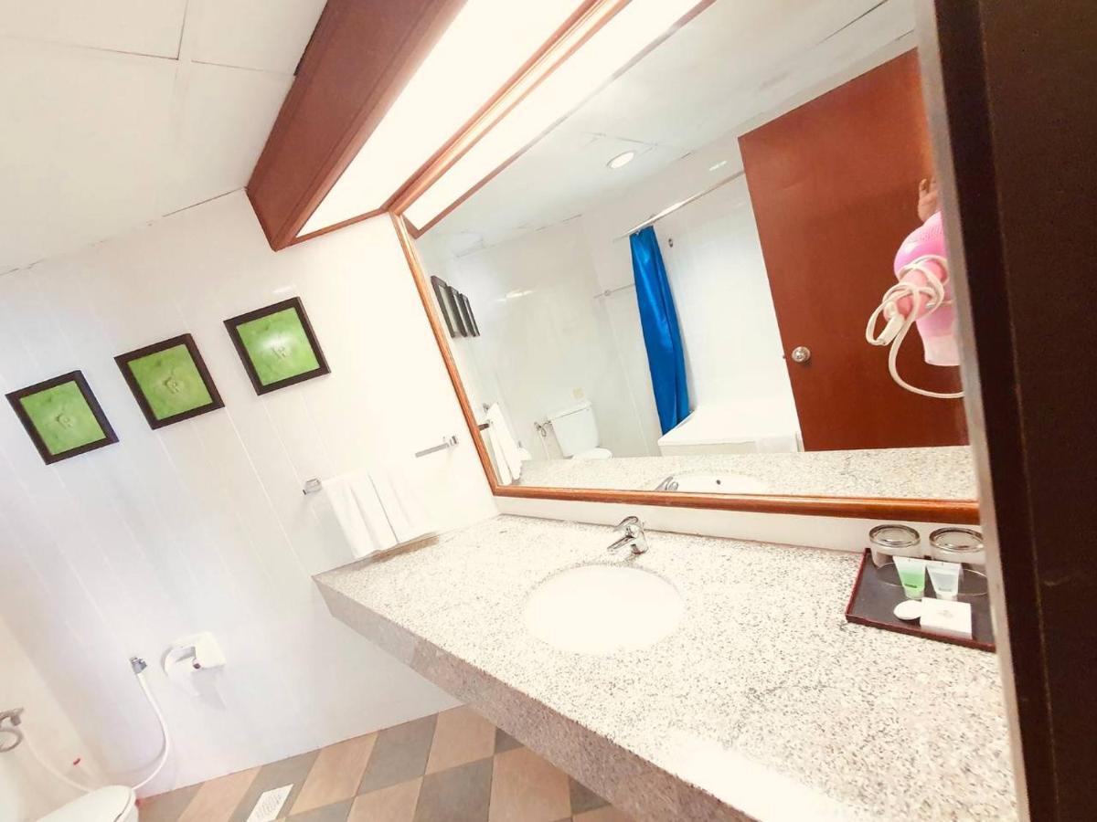 Romantic Couple Suite + Beach-Front Balcony Tanjung Bungah  Bagian luar foto