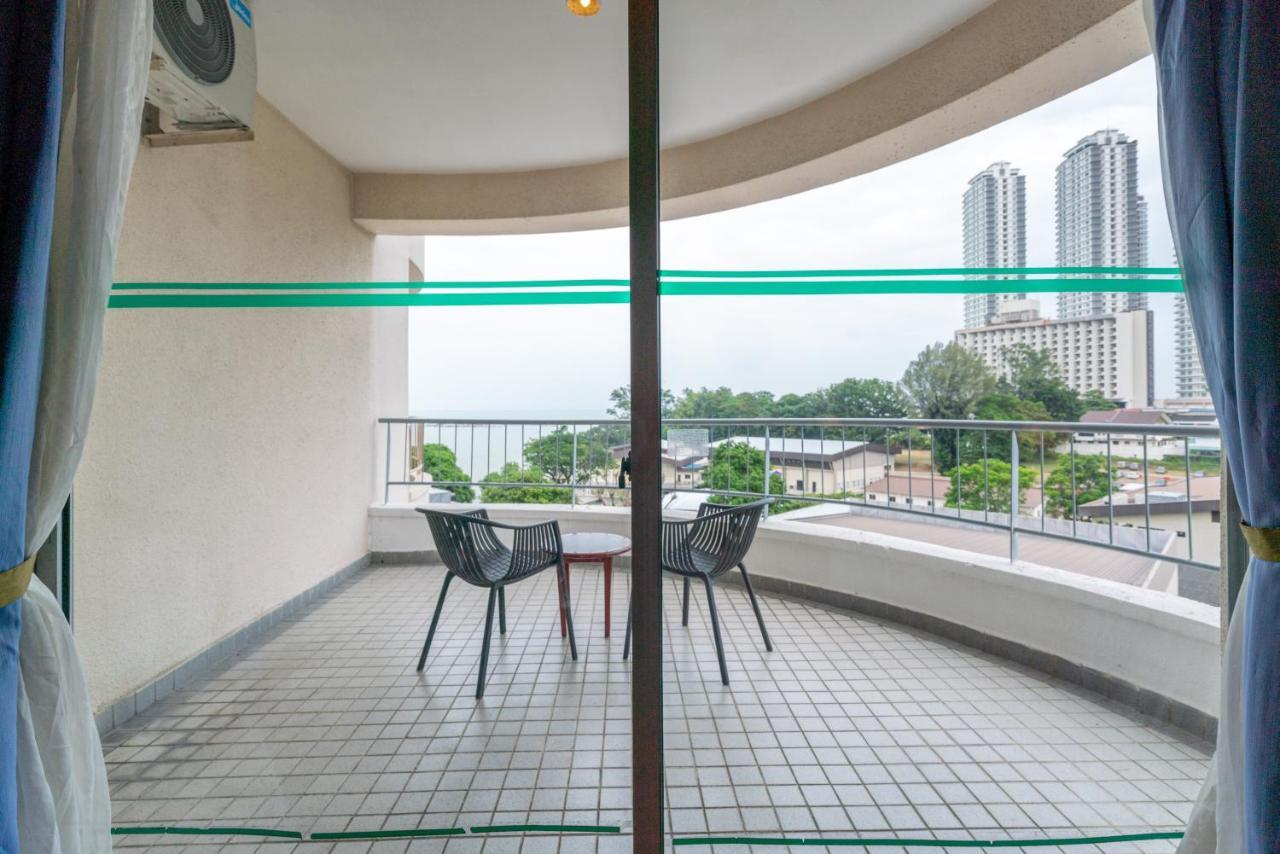 Romantic Couple Suite + Beach-Front Balcony Tanjung Bungah  Bagian luar foto