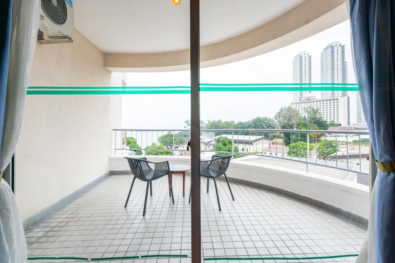 Romantic Couple Suite + Beach-Front Balcony Tanjung Bungah  Bagian luar foto