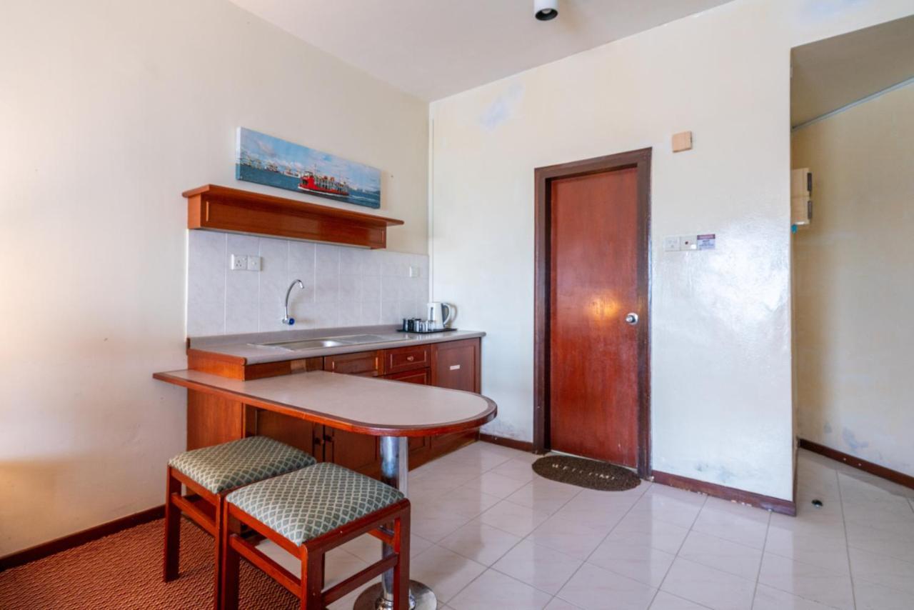 Romantic Couple Suite + Beach-Front Balcony Tanjung Bungah  Bagian luar foto