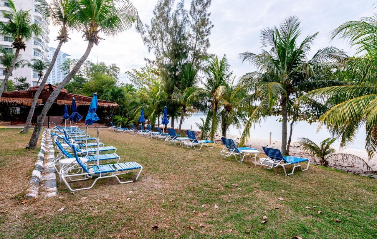Romantic Couple Suite + Beach-Front Balcony Tanjung Bungah  Bagian luar foto