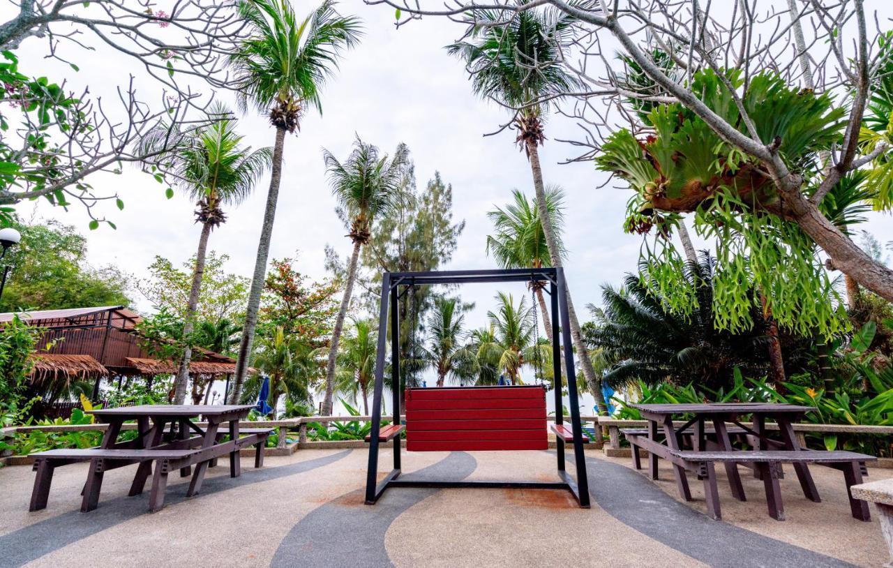 Romantic Couple Suite + Beach-Front Balcony Tanjung Bungah  Bagian luar foto