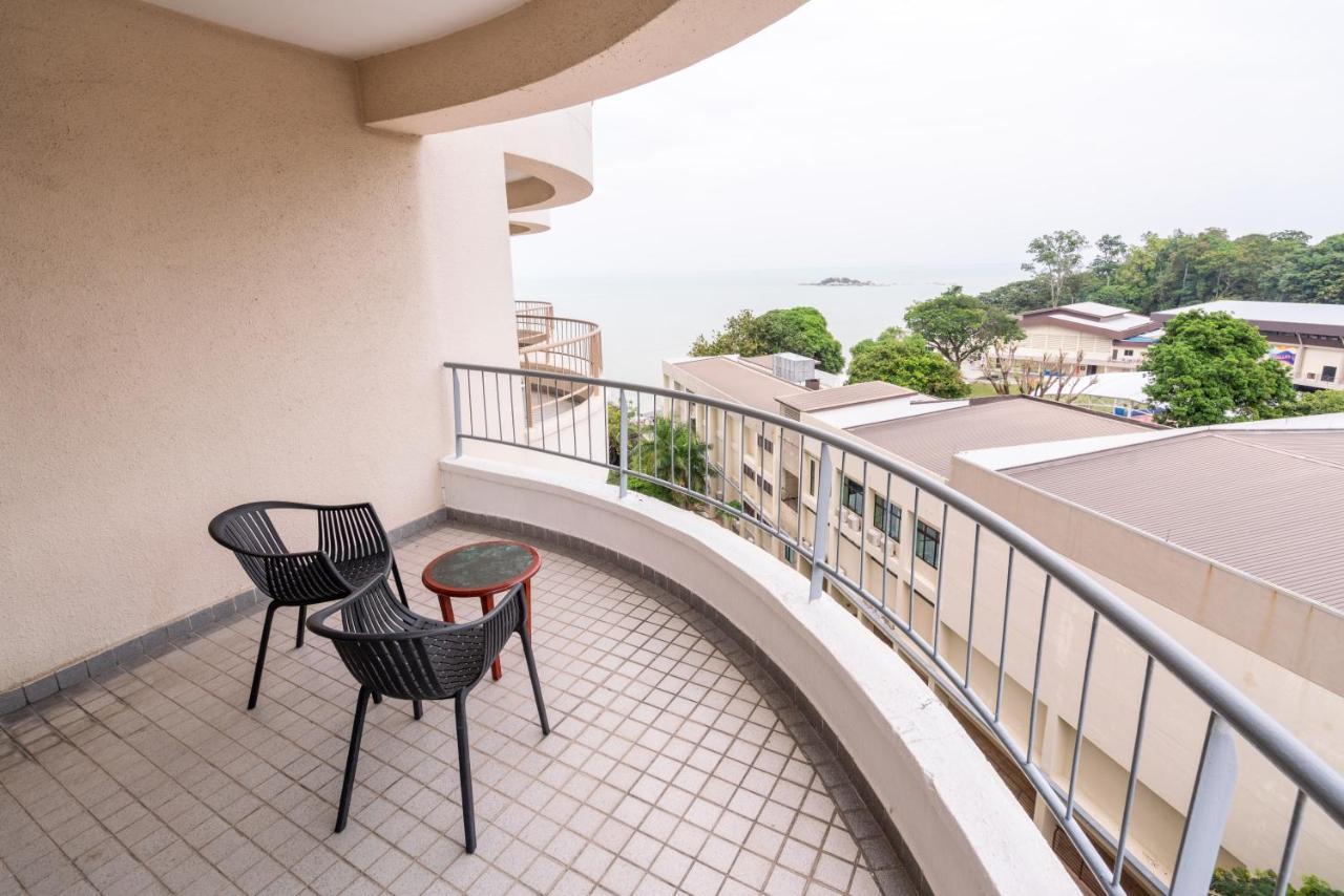 Romantic Couple Suite + Beach-Front Balcony Tanjung Bungah  Bagian luar foto