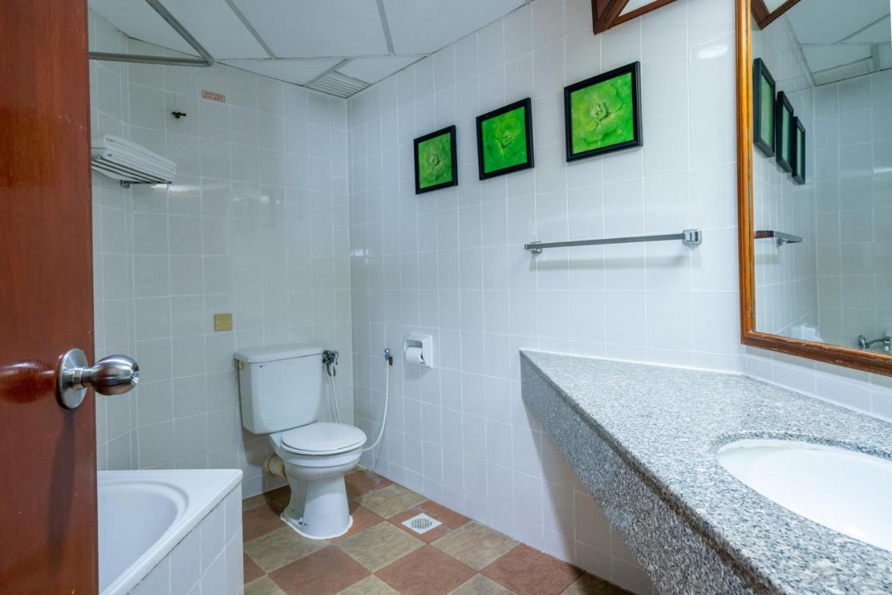 Romantic Couple Suite + Beach-Front Balcony Tanjung Bungah  Bagian luar foto