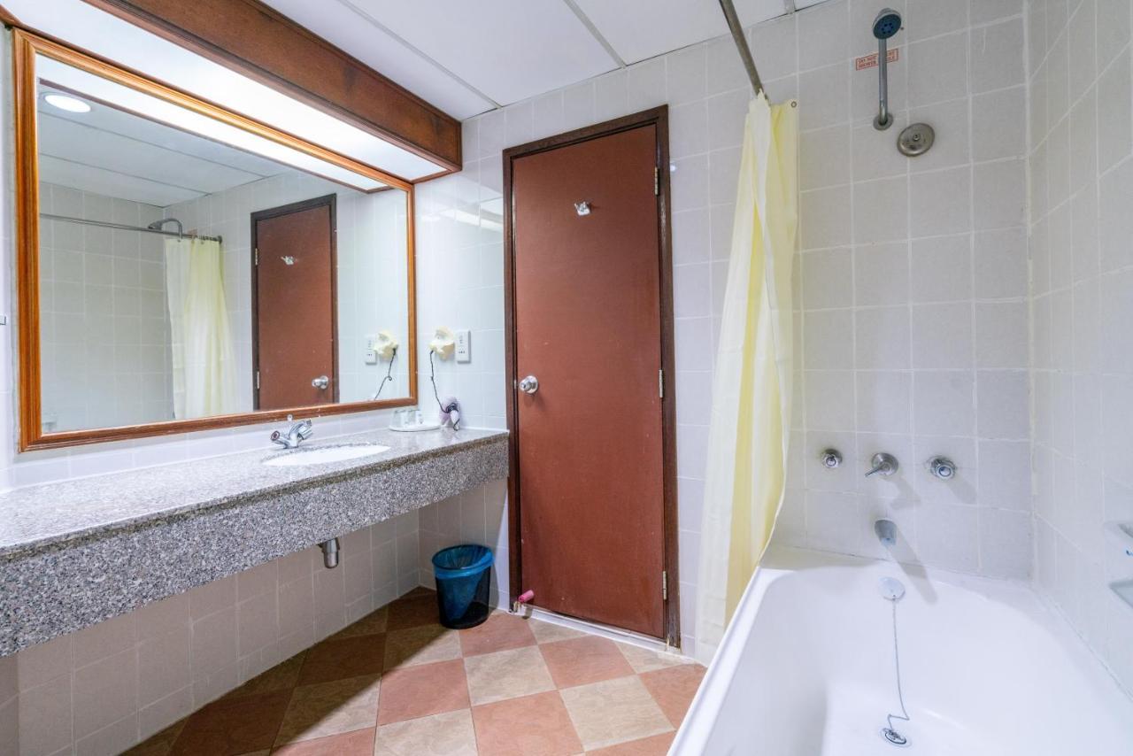 Romantic Couple Suite + Beach-Front Balcony Tanjung Bungah  Bagian luar foto