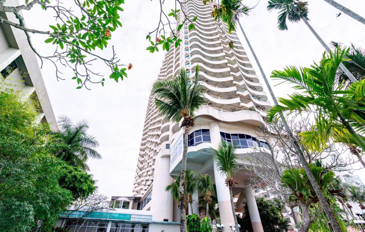Romantic Couple Suite + Beach-Front Balcony Tanjung Bungah  Bagian luar foto
